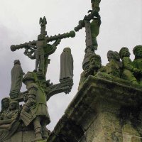 Enclos paroissial de Pleyben - calvaire détail - plateforme et partie supérieure 