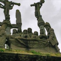 Enclos paroissial de Pleyben - détail du calvaire - face est (plateforme) : Mise au tombeau