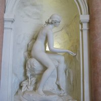Evian - le Palais Lumière - allégorie de la source Cachat. Les 4 sculptures du hall en pierre de Poitiers sont dues à Louis Charles Beylard. A leurs pieds, une source coule dans une vasque en pierre de La Vernaz