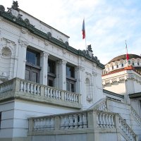 Evian-les-Bains, quai Baron de Blonay :  le théâtre (1885, architecte Louis Clerc -élève de Charles Garnier) et le casino (1911-1912, architecte Jean Albert Hébrard) édifié sur le site du château de Blonay. 