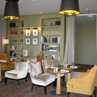 hôtel Ermitage : La Bibliothèque nourrit aussi les estomacs au déjeuner. Salades, hamburgers mais aussi cuisine bien-être. Produits bio.