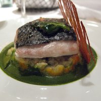 Le Georges à Chartres – Le Bar : en pavé, cuit en basse température, écrasée de rattes à l’Oyster leave (une plante au parfum et au goût d’huître) / sardines fumées. Emulsion cresson / marinière, citron caviar. 