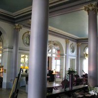 Le hall traversant du Grand Hôtel de Cabourg, subtil mélange de  "grandiose palace" et d'ambiance intimiste. 