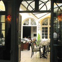 Le Grand Monarque à Chartres – la brasserie La Cour installée sous une verrière dans le patio.