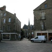 Guérande - Notre Dame La Blanche vue de la place Saint-Aubin, à gauche la rue Saillé qui mène à la porte éponyme et aux remparts sud.