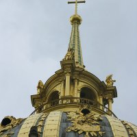 Douze kilos de feuilles d'or ont été nécessaires à la restauration du Dôme. Le lanternon est surmonté d'une flèche fleurdelisée portant une croix.