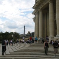 Le parvis de l'église du Dôme. En arrière-plan, le jardin de l'Intendant et la tour Eiffel (seul monument parisien qui dépasse en hauteur le Dôme des Invalides). 