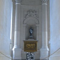 Dôme des Invalides - le tombeau du maréchal Lyautey (1961). Lyautey fut d'abord inhumé provisoirement dans la crypte de la cathédrale de Nancy (1934), puis dans un mausolée à Rabat (1935).