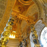 Dôme des Invalides - le Maître-autel de Visconti, qui remplace celui d'origine détruit durant la Révolution, s'élève à 7 mètres de haut. 