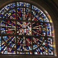 La Baule - Vitrail de l'église Notre-Dame de La Baule - Attardez vous sur le chemin de croix (1935-1936) de Xavier de Langlais (Sarzau 1906-Rennes 1975) - voir la photo dans  le slideshow de l'article.