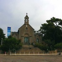 Place du Maréchal Leclerc, : la chapelle Saint-Anne, anciennement Notre-Dame des Flots. Construite de  1880 à 1886 selon les plans de Georges Lafont, agrandie en 1903 (adjonction des deux nefs latérales), reconvertie en lieu d'exposition en 1989.