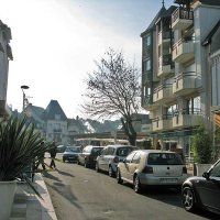 L'avenue du Marché. Au 1 (premier plan à droite), Les Saveurs de l'Aventure : l'épicerie fine et restaurant de Loïc Pasquet. En face au 18, la boutique Cavavin de La Baule.
