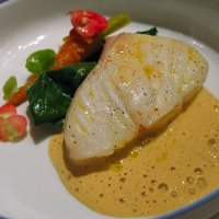 La Marine - Le cabillaud, carotte & oursin ; l'image vous dit tout : la brillance du poisson, l'intensité calculée de l'oursin, la qualité de la carotte tout juste arrachée à la terre…