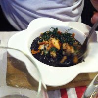 Risotto crémeux à l'encre de seiche, gambas poêlées à l'ail et au persil 