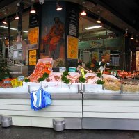 La poissonnerie Ledreux. Le comptoir des crustacés et coquillages cuits par la maison, aussi des saint-jacques en coquilles (en saison). 