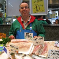 La poissonnerie Ledreux. Ce vendeur est un des piliers de la maison. Son poste de prédilection est le comptoir aux bulots et saint-jacques en devanture.