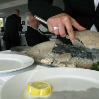 Service du bar en croûte de sel à l'Océan