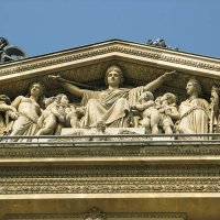 Louvre Cour Napoléon, fronton du pavillon Richelieu : France protégeant la Science et l'Art par Francisque Duret (1857).