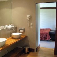 Manoir du Lys - le pavillon des bois Amanite - la salle de bain pourvue de tous les accessoires et nécessaires de toilette. A noter les très agréables fragrances des produits de soin Relais du Silence.