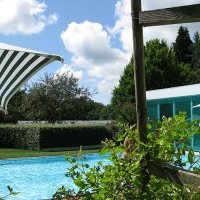  Le Manoir du Lys - la piscine extérieure et, derrière les baies vitrées, la piscine intérieure