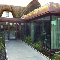 La Mare aux Oiseaux : en face, l'accueil. A droite, la nouvelle salle à manger du restaurant agrémentée d'une volière en verre. Pas d'inquiétude, elle est insonorisée. 