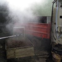 Distillerie Metté - Dans la salle à côté, le moût de fruits refroidit