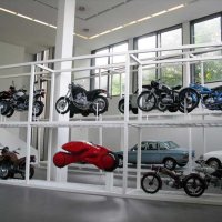 Autos et motos. Au, centre (rouge) prototype -1978- de Luigi Colani, juste au-dessus : Aprilla Moto 6.5 -1995- de Philippe Starck. A droite, une moto Derny T4 Taon -1957-. Le nez d'une Citroën DS 21 -1968- dessinée par Bertoni (1903-1964) et une NSU R 80 dessinée par  Claus Luthe (1932-2008)…