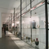 Rien de ce qui a fait l'objet d'un design n'est oublié dans la Neue Sammlung, vaisselle, vases, poteries… ne manquez pas la théière en argent et ébène -1879- de Christopher Dresser (1834-1904) d'un incroyable modernisme.