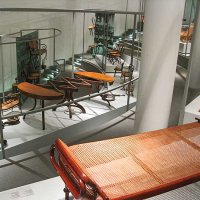 Une grande place est accordée aux meubles de la maison Thonet. Michael Thonet (1796-1871), son fondateur en 1819 ayant inventé le procédé pour courber le bois qui a révolutionné la production de meubles.  