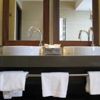  Le Nouveau Monde - Junior Suite, la salle de bain dispose aussi d'une grande douche  (à gauche des 2 vasques).
