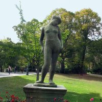 La pureté (1955) Costas Valsensis. Une sculpture offerte par la communauté grecque de France à la ville de Paris.