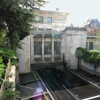 La gare Cité universitaire de la ligne B du RER vue du parc Montsouris