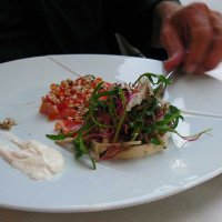 Saumon d'Ecosse mariné en gravlax, épices thaï en panna cotta, crème relevée au raifort, trio de radis et sésame en vinaigrette