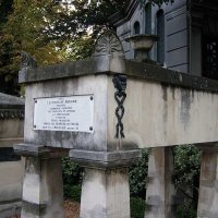 Tombe de Molière (circa 1621 -1673).  Les restes de Molière furent transférés au Père-Lachaise en 1816 (attribution d'une place définitive en 1817 - division 25).