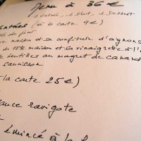 Caves Pétrissans - La carte et le premier plaisir d'une belle écriture qui annonce les plats. Aujoud'hui, le menu est à 37 €