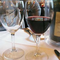 Caves Pétrissans - Raffinement discret, les verres chiffrés à l'écusson de la maison. Le Juliénas Domaine Pascal Aufranc Probus 2007. Beau gamay bien équilibré, un vigneron et un vin qu'il faudra suivre… 
