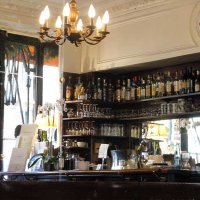 Caves Pétrissans - Reflet du bar dans le grand miroir
