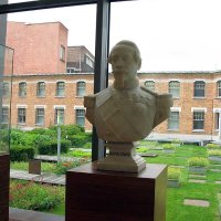 La Piscine. Le jardin intérieur et ses plantes tinctoriales instruisent les visiteurs des liens existant entre la botanique et l'industrie textile. 