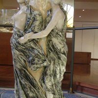 La Colonne des Nymphes (1899) Alfred Boucher (Bouy-sur-Orvin 1850-aix-Les-Bains 1934) grés émaillé de La Manufacture de Sèvres, fragment de la fontaine monumentale Les Nymphes de La Seine conçue pour l'Exposition Universelle de Paris en 1900  