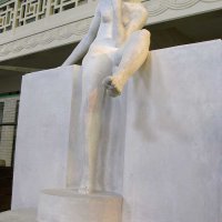 Diane Chasseresse (1925) Ary Bitter (Marseille 1883-Paris 1973) plâtre. Artiste renommé pour ses sculptures animalières, qui a exercé ses talents dans différentes techniques artistiques : le dessin, la peinture et la sculpture. Anecdote : il a créé la mascotte (une Mouette en vol) de la voiture personnelle de madame Louis Renault (1923).