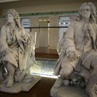 Musiciens : à gauche, Lulli (1874) plâtre d'Alexandre Schoenewerk (1820-1885). Difficile  de trouver des similitudes entre cette œuvre et La Jeune Fille à la Fontaine (galerie ci-dessous) et pourtant... A droite, Haendel (1874) plâtre de Jules Salmson (Paris 1823-Coupvray1902). Quatre cariatides de Jules Salmson ornent la façade du Gaumont Opéra (anciennement Théâtre Le Vaudeville, 2 bd des Capucines à Paris). Ces deux sculptures sont des commandes de Garnier pour l'Opéra de Paris.