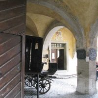 Rothenburg ob der Tauber - Burggasse : Sankt Johanniskirche et l'entrée du Mittelalterliches Kriminalmuseum (musée de la justice au Moyen Âge)