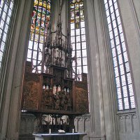 La galerie du chœur occidental : l'autel du Saint-Sang (1499-1505) ou retable de Tielman Riemenschneider. La relique insérée dans du cristal de roche est placée dans une croix de 1270. Au centre, la Cène. A gauche, entrée de Jésus à Jérusalem. A droite, l'agonie au jardin de Gethsémani. L'autel a été construit dans l'atelier du maître Erhard Harschner de Rothenburg.