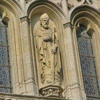 Une des nombreuses statues de saints, d'évêques (souvent les deux à la fois) et de rois qui remplissent chaque espace disponible du beffroi : saint Germain l'Auxerrois (bien sûr), saint Landry, saint Denis, Philippe Auguste (le Louvre est en face), Charlemagne… 