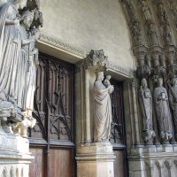 Le portail central - les voussures de l'archivolte et les deux groupes de sculptures qui l'encadrent sont d'époque médiévale. La Madone à l'Enfant du trumeau central est du XIXème. Le tympan est nu suite à la destruction au XVIIIème siècle du tympan sculpté du XIIIème et d'un  projet avorté de fresque par Victor Mottez (1809-1897) lors des restaurations du XIXème.