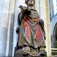 Sculpture en bois polychrome représentant saint Germain l'Auxerrois (XVe siècle). Elle est placée à la jonction du chœur et du transept nord.