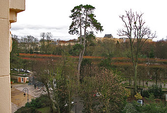 le château de Versailles vu du Trianon Palace trianon palace versailles
