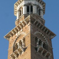 Vérone - le sommet de la torre dei Lambertini (1464) - il faut grimper 368 marches pour  accéder à la partie octogonale qui surmonte les cloches. Un ascenseur (moyennant supp.) permet aussi de l'atteindre sans effort.