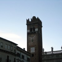 Vérone - piazza delle Erbe : la torre del Gardello (1370 - 44 m de haut). Édifiée par Cansignorio della Scala, membre de la dynastie des Scaliger qui assassina son frère Cangrande II pour prendre possession de Vérone.