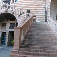Vérone - piazza dei Signori, cour intérieure du palazzo della Ragione : la scala della Ragione. 